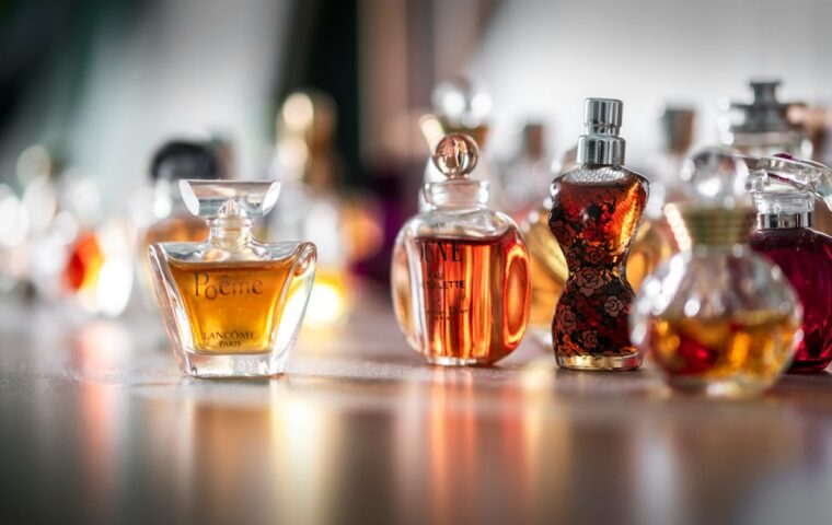 Sélection de parfums femme sur une coiffeuse élégante