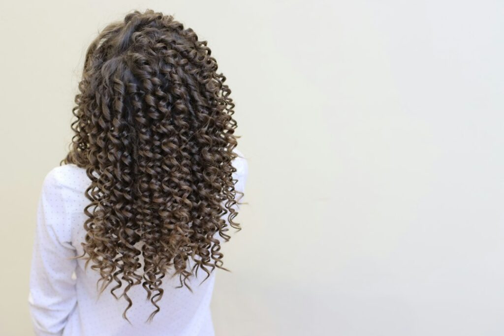 Femme aux cheveux longs pour illustrer une routine contre les cheveux secs