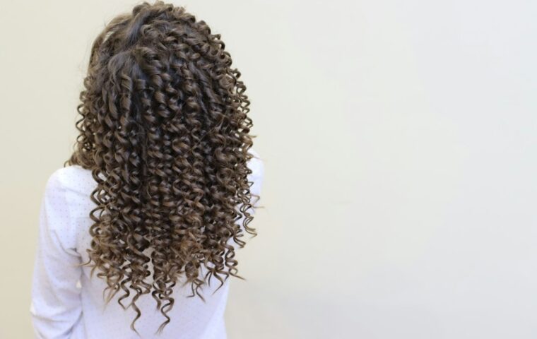 Femme aux cheveux longs pour illustrer une routine contre les cheveux secs