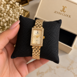 Montre femme dorée rectangulaire à strass dans son écrin